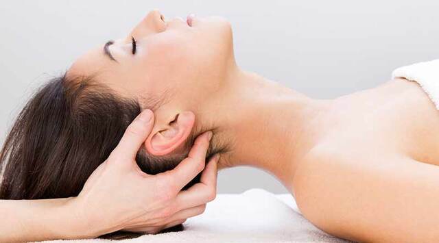 massaggiare i muscoli sub-occipitali
